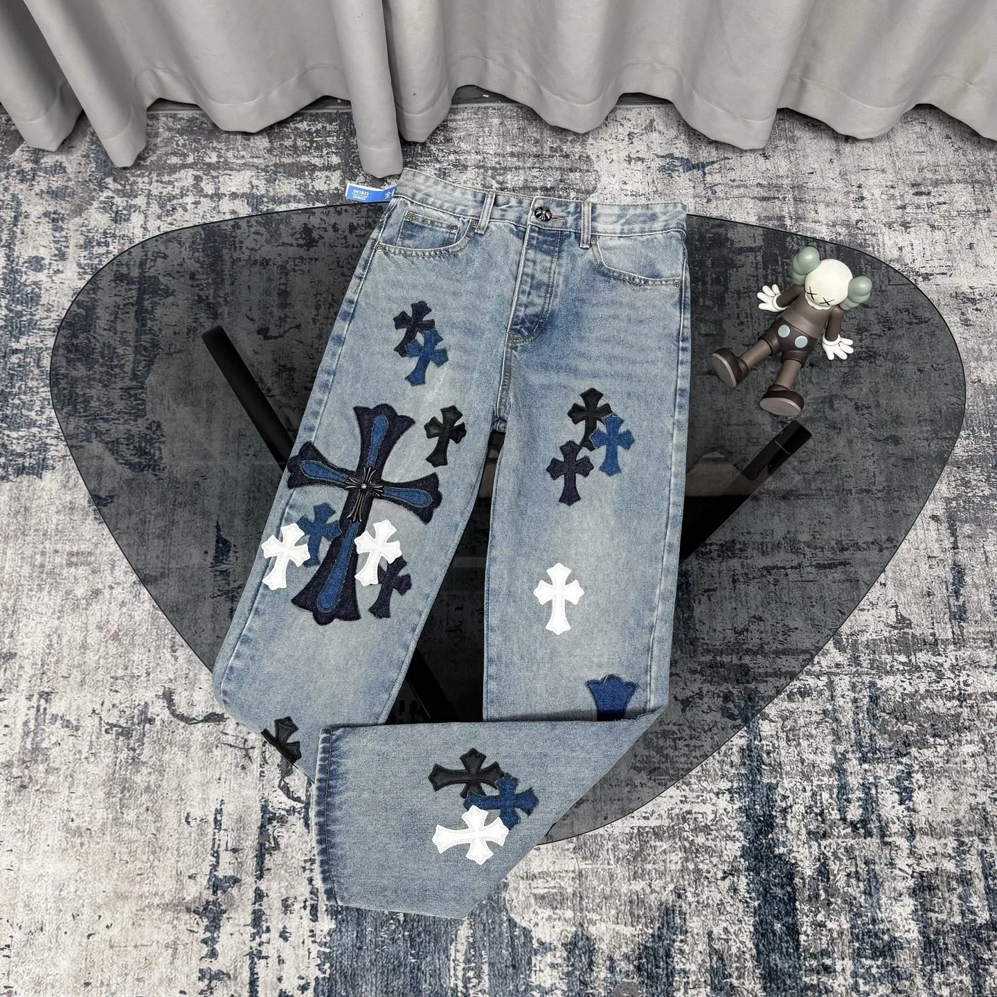 P310 Ch rare co-branded top item Chrome hearts new Chrome heart patchwork patchwork cross stitching micro-flare jeans Top-notch configuration, details are invincible! ! Cleanfit has become very popular in the past two years, and Kroxin’s consistent style is particularly high-end! ! Imported Japanese woven fabric ready-made clothes, genuine leather Crocodile leather labels and waist cloth leather tags are sewn on. The overall process is very cumbersome. The buttons on the trousers fly, rivets, back pockets, and metal decorative plates are all custom-made from molds. After they are finished, they are distressed to create a very effective effect. It has a vintage taste, and has been used by all kinds of big-name European and American celebrities. Kenijima’s cleanfit style has become popular all over the world. Top-grade hardware, pay attention to my detailed photos, the buttons are all detachable, and they are made of 925 engraved silver! ! Match as you like, suitable for both men and women ✔️✔️ Color: Blue Size: S M L XL